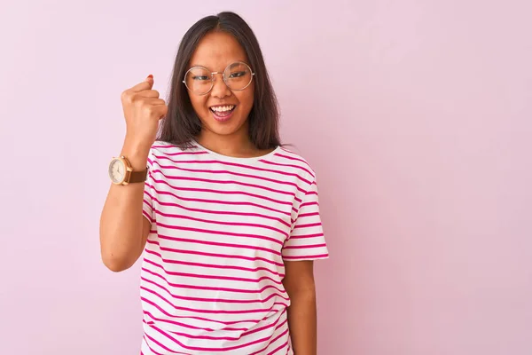 Joven Mujer China Con Camiseta Rayas Gafas Sobre Fondo Rosa — Foto de Stock