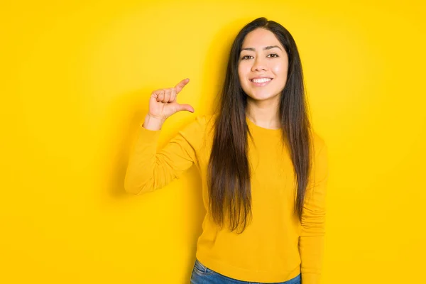 Mulher Morena Bonita Sobre Fundo Isolado Amarelo Sorrindo Confiante Gestos — Fotografia de Stock