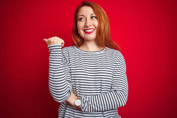 Mujer Pelirroja Joven Con Correas Camisa Azul Marino Pie Sobre —  Fotos de Stock