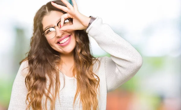 Jovem Mulher Bonita Usando Óculos Fazendo Gesto Com Mão Sorrindo — Fotografia de Stock