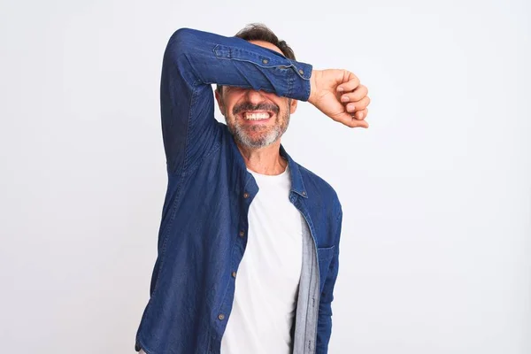 Hombre Guapo Mediana Edad Con Camisa Mezclilla Azul Pie Sobre —  Fotos de Stock