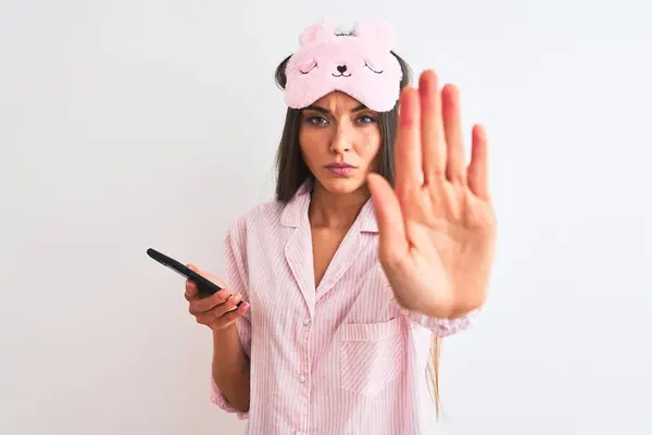 Mujer Joven Que Usa Pijama Máscara Del Sueño Usando Teléfono —  Fotos de Stock