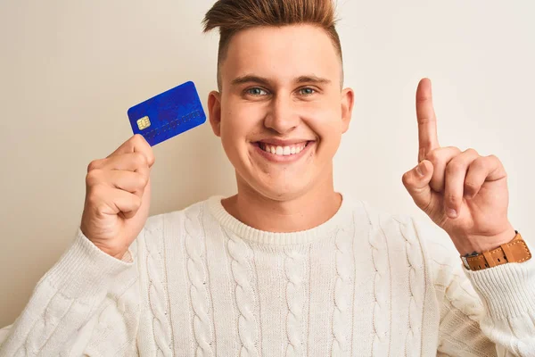 Joven Hombre Guapo Sosteniendo Tarjeta Crédito Sobre Fondo Blanco Aislado —  Fotos de Stock