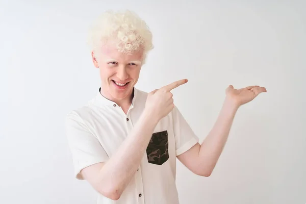 Ung Albino Blond Man Bär Casual Skjorta Står Över Isolerade — Stockfoto
