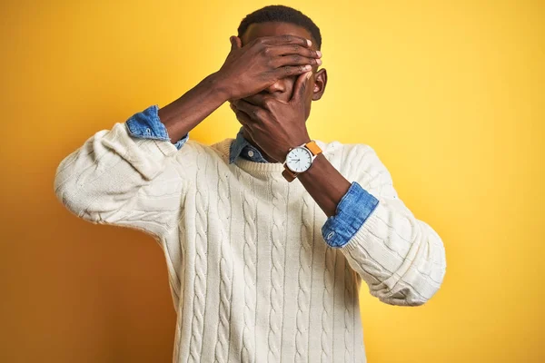 Африканський Американець Денімській Сорочці Білому Светрі Над Жовтим Фоном Закриває — стокове фото