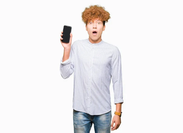 Молодой Красивый Мужчина Показывает Экран Смартфона Испуганный Шока Неожиданным Лицом — стоковое фото