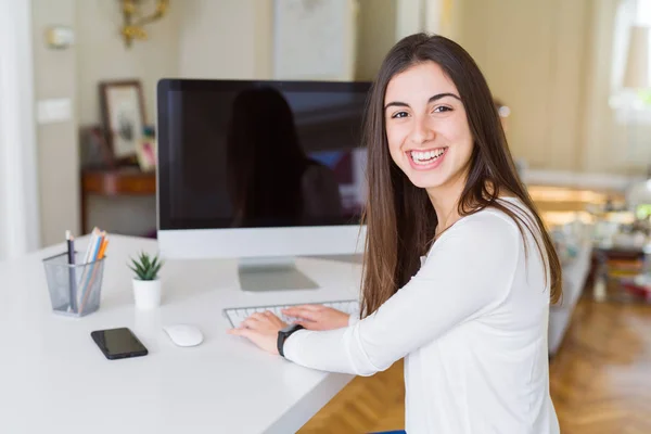 Молодая Женщина Улыбается Работая Компьютером Показывая Чистый Экран Заднем Плане — стоковое фото