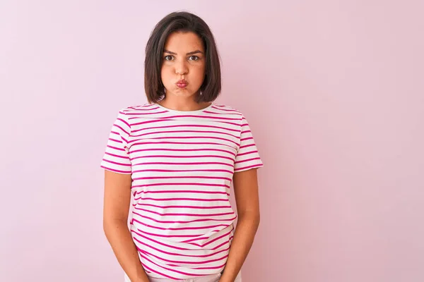 Joven Hermosa Mujer Con Camiseta Rayas Pie Sobre Fondo Rosa — Foto de Stock