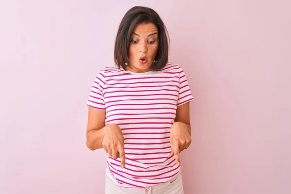 Jonge Mooie Vrouw Draagt Gestreepte Shirt Staan Geïsoleerde Roze Achtergrond — Stockfoto