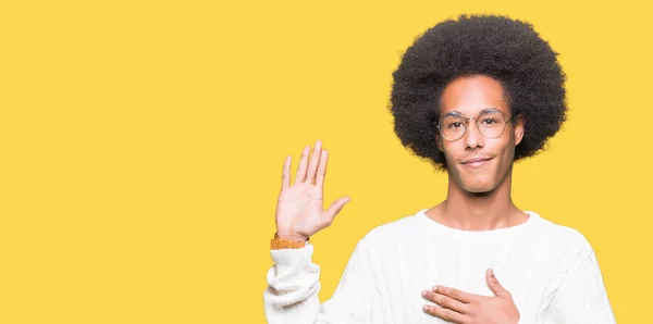 Jovem Afro Americano Com Cabelo Afro Usando Óculos Jurando Com — Fotografia de Stock