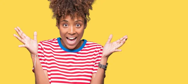 Linda Jovem Afro Americana Sobre Fundo Isolado Celebrando Louco Espantado — Fotografia de Stock