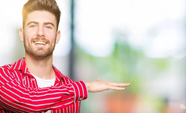 Jonge Knappe Man Dragen Rode Shirt Gebaren Met Handen Tonen — Stockfoto