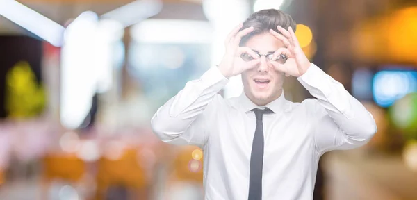 Young Business Man Bär Glasögon Över Isolerad Bakgrund Gör Gest — Stockfoto