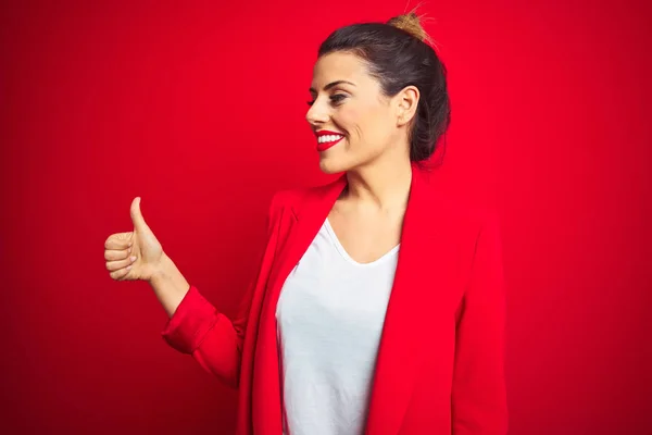 Junge Schöne Geschäftsfrau Die Über Rotem Isoliertem Hintergrund Steht Und — Stockfoto