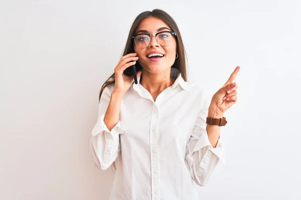 Junge Geschäftsfrau Mit Brille Spricht Auf Smartphone Vor Isoliertem Weißem — Stockfoto