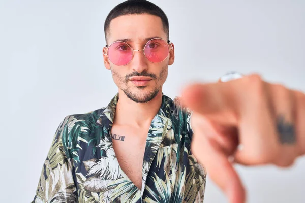 Νεαρός Όμορφος Άντρας Χαβανέζικο Sumer Shirt Και Ροζ Γυαλιά Ηλίου — Φωτογραφία Αρχείου