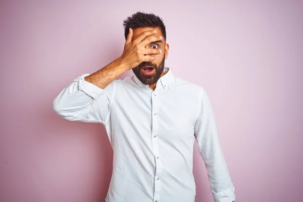 Jovem Empresário Indiano Vestindo Camisa Elegante Sobre Fundo Rosa Isolado — Fotografia de Stock