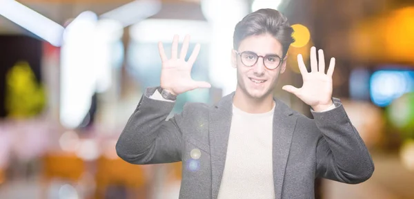 Νέος Επιχειρηματικός Άντρας Φορώντας Γυαλιά Πάνω Από Απομονωμένο Φόντο Δείχνοντας — Φωτογραφία Αρχείου