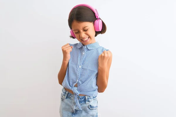 Hermosa Niña Escuchando Música Usando Auriculares Sobre Fondo Blanco Aislado —  Fotos de Stock