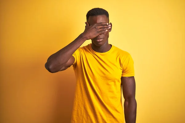아프리카 미국인 청년은 티셔츠를 손으로 가리고 배경을 가리고 있으며 심각하고 — 스톡 사진