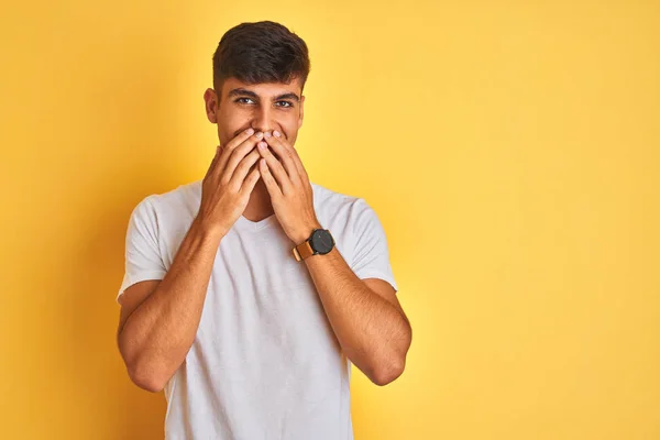 Jovem Índio Vestindo Camiseta Branca Sobre Fundo Amarelo Isolado Rindo — Fotografia de Stock