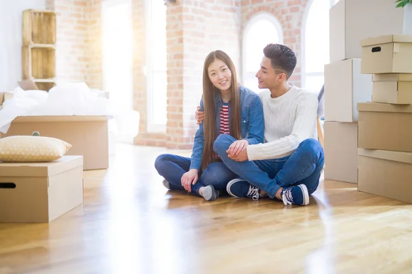 Junges Asiatisches Paar Sitzt Auf Dem Boden Des Neuen Hauses — Stockfoto