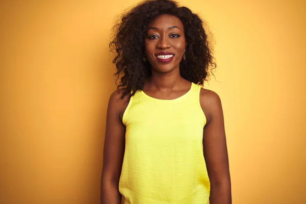 Jovem Afro Americana Vestindo Camiseta Sobre Fundo Amarelo Isolado Com — Fotografia de Stock