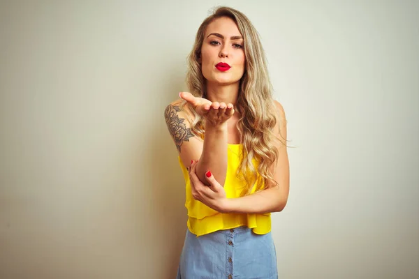 Jovem Mulher Bonita Vestindo Camiseta Amarela Sobre Fundo Isolado Branco — Fotografia de Stock