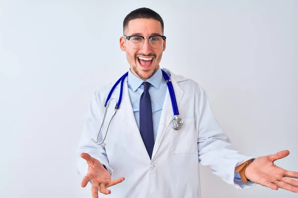 Młody Lekarz Noszący Stetoskop Odosobnionym Tle Uśmiechnięty Pogodny Otwartymi Ramionami — Zdjęcie stockowe