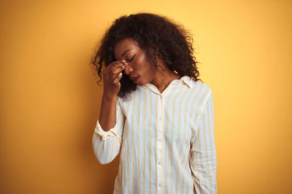 Mujer Afroamericana Con Camisa Rayas Pie Sobre Fondo Amarillo Aislado — Foto de Stock