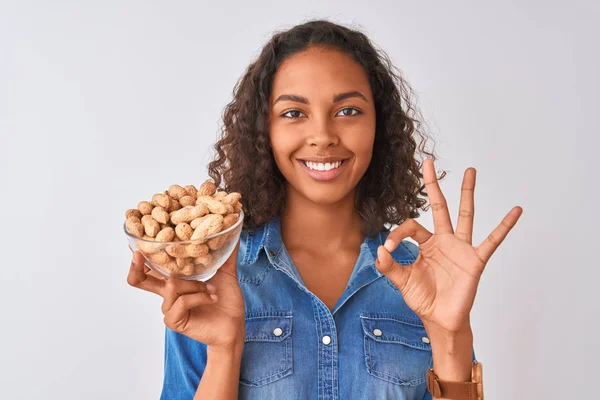 Jovem Brasileira Segurando Tigela Com Amendoins Sobre Fundo Branco Isolado — Fotografia de Stock