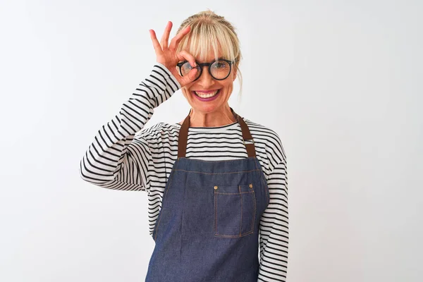 Mujer Chef Mediana Edad Con Delantal Gafas Sobre Fondo Blanco —  Fotos de Stock