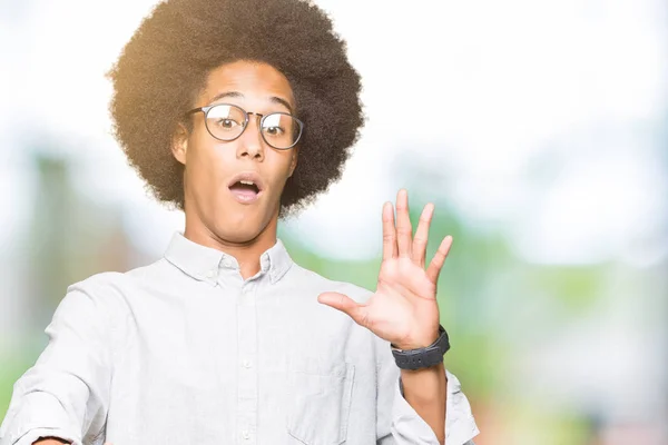 Jovem Afro Americano Com Cabelo Afro Usando Óculos Com Medo — Fotografia de Stock