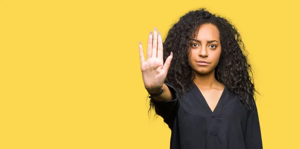 Menina Bonita Nova Com Cabelo Encaracolado Vestindo Vestido Elegante Fazendo — Fotografia de Stock