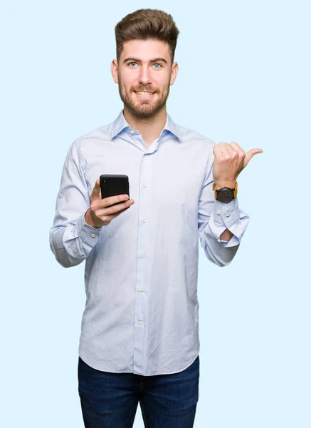 Jeune Beau Homme Affaires Utilisant Smartphone Pointant Montrant Avec Pouce — Photo