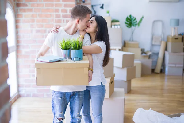 Gelukkige Jonge Paar Verhuizen Naar Nieuwe Huis — Stockfoto