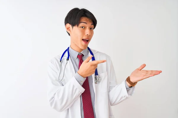 Chinesischer Arzt Mit Mantel Krawatte Und Stethoskop Vor Isoliertem Weißen — Stockfoto