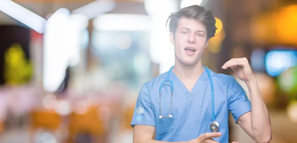 Unga Läkare Bär Medicinsk Uniform Över Isolerade Bakgrund Gestikulerande Med — Stockfoto