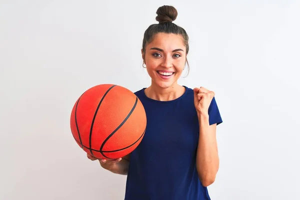 Genç Güzel Bayan Basketbol Topunu Izole Edilmiş Beyaz Arka Planda — Stok fotoğraf