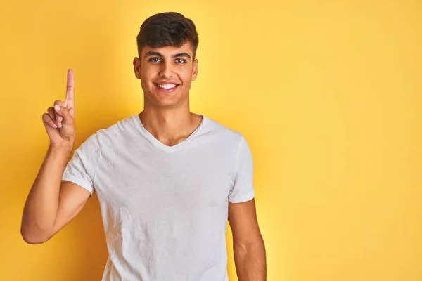 Joven Hombre Indio Con Camiseta Blanca Pie Sobre Fondo Amarillo — Foto de Stock