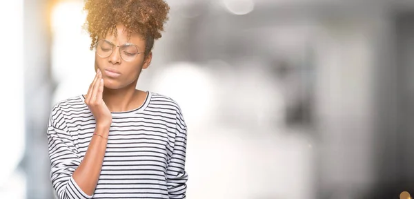 Hermosa Mujer Afroamericana Joven Con Gafas Sobre Fondo Aislado Tocando — Foto de Stock