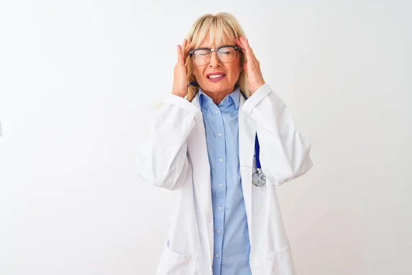 Medico Donna Mezza Età Che Indossa Occhiali Stetoscopio Sfondo Bianco — Foto Stock