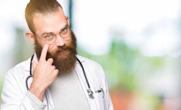 Ung Blond Läkare Man Med Skägg Bär Medicinsk Coat Peka — Stockfoto