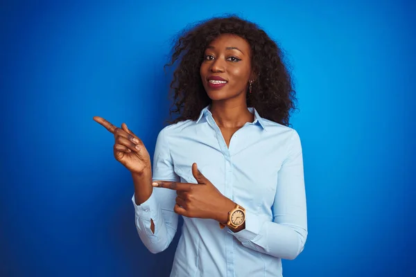 Afroamerikansk Affärskvinna Bär Skjorta Stående Över Isolerad Blå Bakgrund Ler — Stockfoto