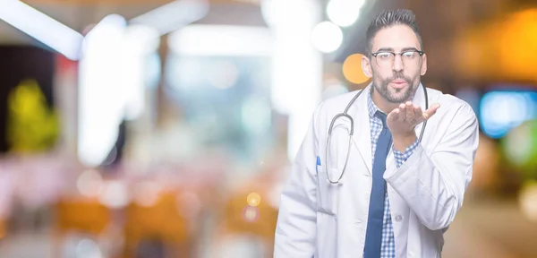 Bonito Jovem Médico Homem Sobre Fundo Isolado Olhando Para Câmera — Fotografia de Stock