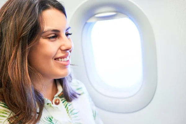 Jeune Voyageuse Assise Intérieur Avion Aéroport Avec Vue Sur Ciel — Photo