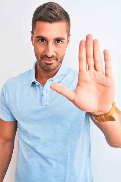 Jeune Homme Élégant Beau Portant Shirt Bleu Sur Fond Isolé — Photo