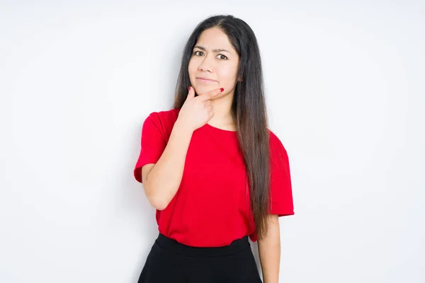 Hermosa Mujer Morena Vistiendo Camiseta Roja Sobre Fondo Aislado Mirando —  Fotos de Stock