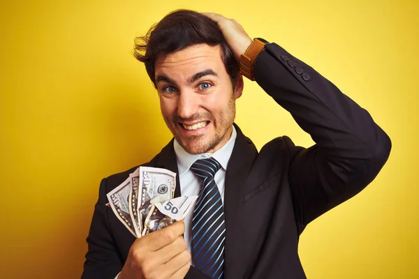 Joven Hombre Negocios Guapo Con Traje Sosteniendo Dólares Sobre Fondo — Foto de Stock