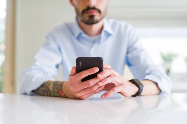 Close up of business man working using smartphone — Stock Photo, Image